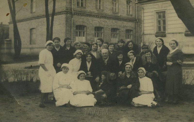 KKE 4813.jpg - Fot. Grupowe. Szpital w Swycronozek, lata 40-te XX wieku.